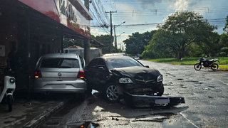 Condutor desrespeita "pare", bate em carro e rodopia em rua na Mata do Jacinto Condutor desrespeita "pare", bate em carro e rodopia em rua na Mata do Jacinto