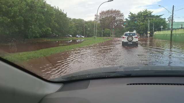 Apesar de r&aacute;pida, chuva causa alagamentos em v&aacute;rios pontos e derruba temperatura