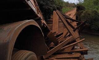 Carreta cai em rio após ponte de madeira ceder e ficar destruída em Sidrolândia Carreta cai em rio após ponte de madeira ceder e ficar destruída em Sidrolândia