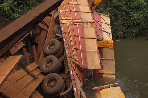 Carreta cai em rio ap&oacute;s ponte de madeira ceder em Sidrol&acirc;ndia