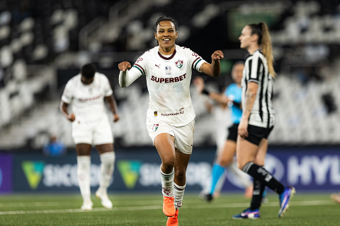 Fluminense vence Botafogo e segue na briga por vaga no Brasileir&atilde;o Feminino