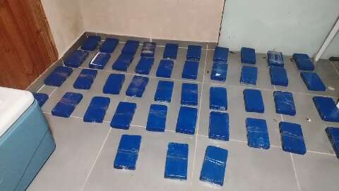 Trio &eacute; detido com 43 tabletes de coca&iacute;na em a&ccedil;ougue na fronteira