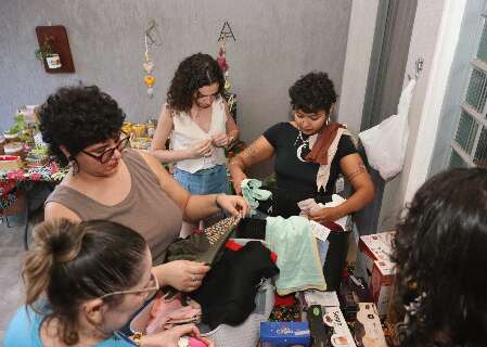 Amigas criam mini feira na varanda para vender e fofocar
