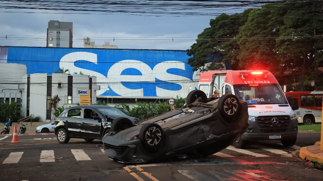 Carro capota ap&oacute;s colis&atilde;o e deixa tr&acirc;nsito lento na Afonso Pena