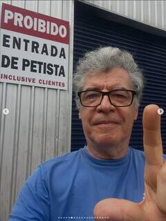 Dono diz que placa “anti-PT” era brincadeira após ator “fazer o L” em loja Dono diz que placa “anti-PT” era brincadeira após ator “fazer o L” em loja