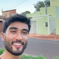 Em frente à casa da mãe, modelo manda recado ao pai que o abandonou