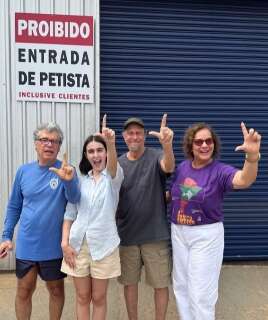 Dono diz que placa &ldquo;anti-PT&rdquo; era brincadeira ap&oacute;s ator &ldquo;fazer o L&rdquo; em loja