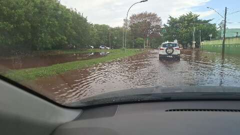 Apesar de r&aacute;pida, chuva causa alagamentos em v&aacute;rios pontos e derruba temperatura