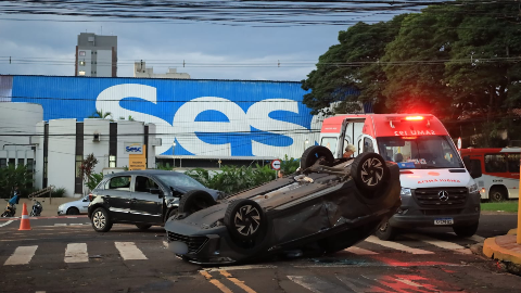Carro capota ap&oacute;s colis&atilde;o e deixa tr&acirc;nsito lento na Afonso Pena