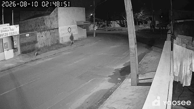 Adolescente de 16 anos &eacute; baleado com dois tiros em frente &agrave; conveni&ecirc;ncia