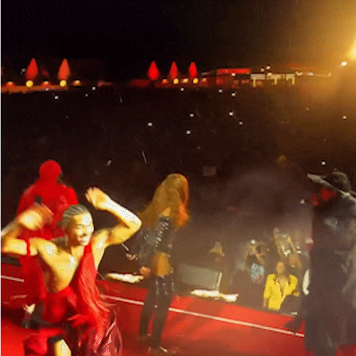 Anitta chora ao cantar com Br&ocirc; MC's pela 1&ordf; vez em show de nova turn&ecirc;