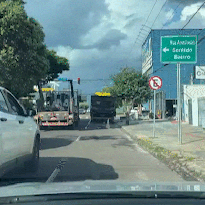 Tudo errado: Caminh&atilde;o bloqueia tr&acirc;nsito e materiais fecham cal&ccedil;ada na Pernambuco