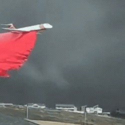 "Chuva rosa" usada contra fogo nos EUA viraliza, mas n&atilde;o tem regra clara aqui