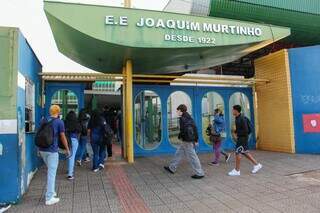 De volta à rotina e cheios de expectativa, 190 mil alunos iniciam 3º bimestre De volta à rotina e cheios de expectativa, 190 mil alunos iniciam 3º bimestre