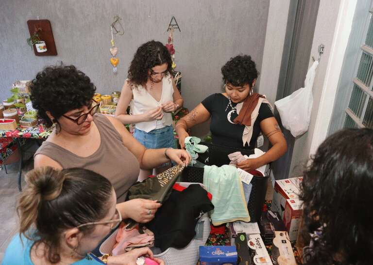 Amigas criam mini feira na varanda para vender e fofocar