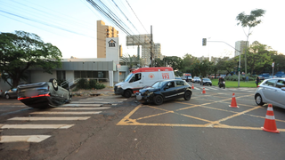 Carro capota após colisão e deixa trânsito lento na Afonso Pena Carro capota após colisão e deixa trânsito lento na Afonso Pena