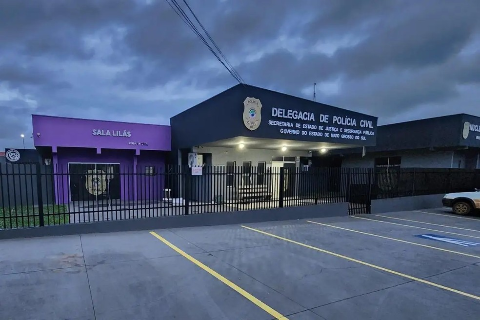 Jovem &eacute; morto com cerca de dez tiros ao abrir port&atilde;o de casa