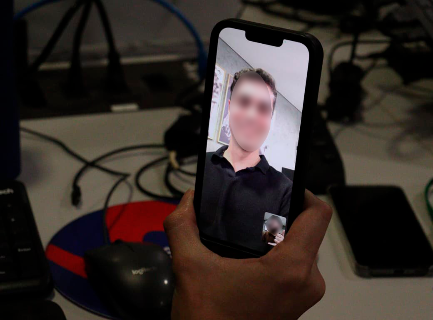 Caminhoneiro passa 4 horas em videochamada por vaga de emprego e perde R$ 16 mil