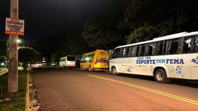 &Ocirc;nibus dos Jogos Escolares ocupam rua e travam tr&acirc;nsito perto do Estoril