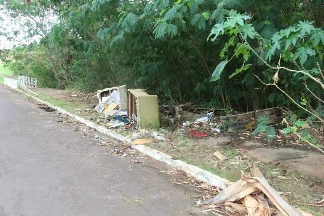 Sof&aacute;s, animais mortos e &aacute;gua verde dividem espa&ccedil;o com caminhada no Imbirussu