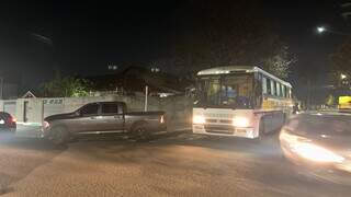 Ônibus dos Jogos Escolares ocupam rua e travam trânsito perto do Estoril Ônibus dos Jogos Escolares ocupam rua e travam trânsito perto do Estoril
