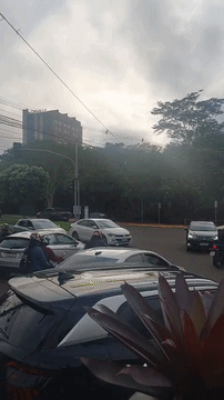 Sem&aacute;foros desligados travam cruzamento e causam caos no tr&acirc;nsito
