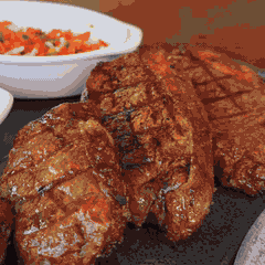 Do pão à parrilla, casal serve café e churrasco no mesmo lugar