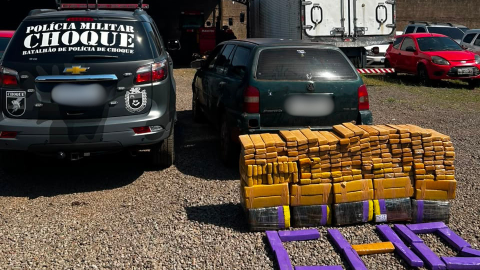 Mulher &eacute; presa com 408 kg de maconha guardados a mando do marido preso