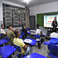 Entre m&aacute;quinas e livros, trabalhadores constroem futuro em Inoc&ecirc;ncia