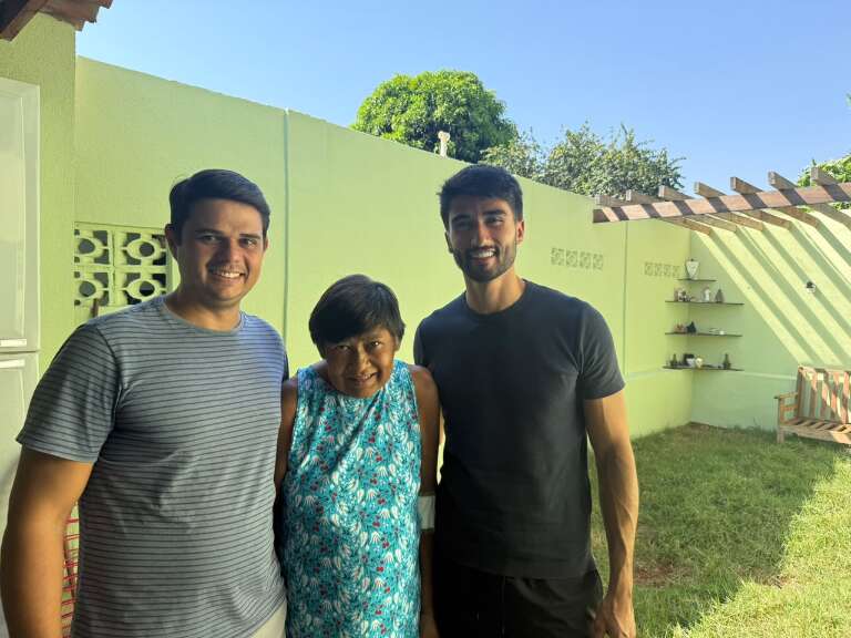 Modelo mostra resultado da casa que reformou com o irmão para a mãe