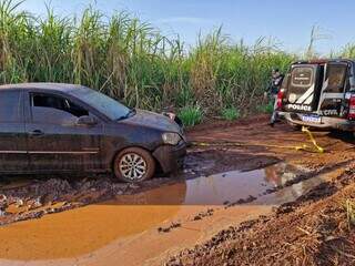 Perseguição a contrabandistas termina com carro capotado e viatura atingida Perseguição a contrabandistas termina com carro capotado e viatura atingida