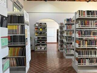 Biblioteca municipal reabre na Esplanada com 35 mil livros Biblioteca municipal reabre na Esplanada com 35 mil livros