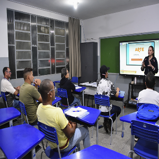 Entre m&aacute;quinas e livros, trabalhadores constroem futuro em Inoc&ecirc;ncia