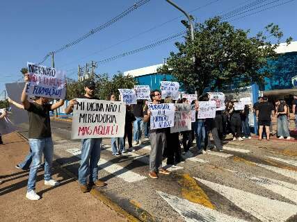 Alunos de Medicina fazem protesto por melhorias e contra avalia&ccedil;&atilde;o na Uniderp