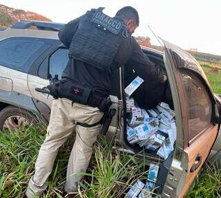 Perseguição a contrabandistas termina com carro capotado e viatura atingida Perseguição a contrabandistas termina com carro capotado e viatura atingida