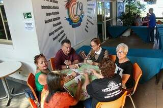 Aos 80, Eliude tem quase 60 amigos e diz que agora aproveita a vida Aos 80, Eliude tem quase 60 amigos e diz que agora aproveita a vida