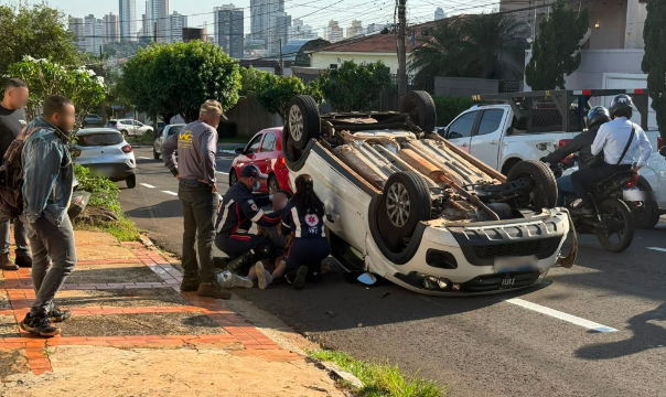 Motorista dorme ao volante, capota e atinge carro e caminhonete no S&atilde;o Bento