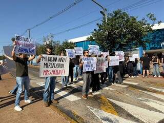 Alunos de Medicina protestam por melhorias e contra avaliação em universidade Alunos de Medicina protestam por melhorias e contra avaliação em universidade