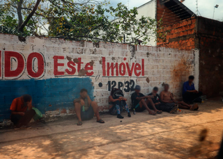 Conformados, vizinhos de minicracol&acirc;ndias aprendem a conviver com a inseguran&ccedil;a