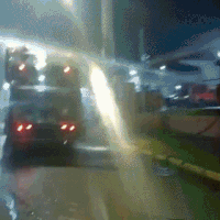 Caminh&atilde;o de lixo pega fogo e vai parar em quartel dos bombeiros