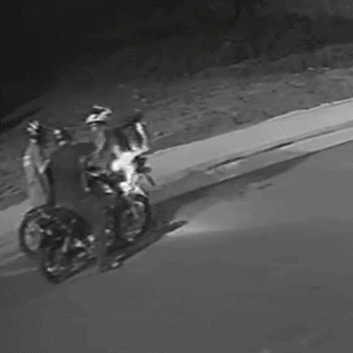 Dupla aborda entregador com rev&oacute;lver e foge com moto e capacete