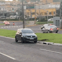 Motorista estaciona junto ao canteiro da Av. Mato Grosso e cena viraliza