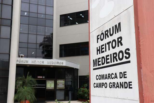 Filho que jogou m&atilde;e no asfalto tem liberdade concedida, mas &eacute; "expulso de casa"