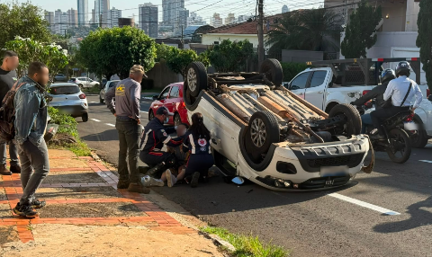 Motorista dorme ao volante, capota e atinge carro e caminhonete