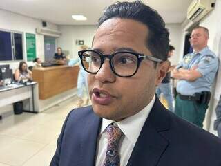 Promotor vai à Câmara e propõe debate conjunto sobre crise do tapa-buraco Promotor vai à Câmara e propõe debate conjunto sobre crise do tapa-buraco