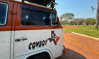Esmerilo troca vida de bancário por arte e viaja o Brasil na Kombi Zeza Esmerilo troca vida de bancário por arte e viaja o Brasil na Kombi Zeza