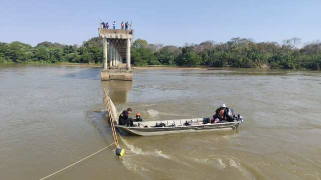 Corpo de caminhoneiro &eacute; encontrado ap&oacute;s ponte desabar no Rio Taquari