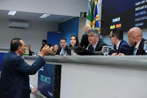 Com parlamentares ausentes, C&acirc;mara e Assembleia n&atilde;o votaram projetos
