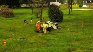 Motorista morre ao atingir carro contra &aacute;rvore em rotat&oacute;ria