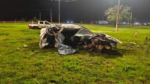 Caminhoneiro morre ap&oacute;s bater carro contra &aacute;rvore em rotat&oacute;ria 